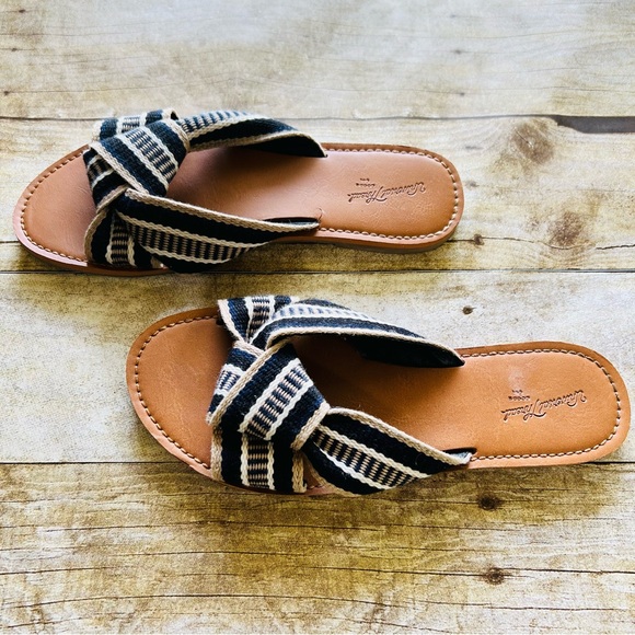 Universal Threads Size 6 Striped Sandals - Picture 4 of 10